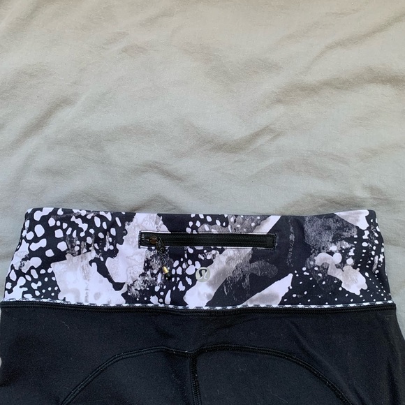 Lululemon leggings with patterned waistband - Picture 2 of 3